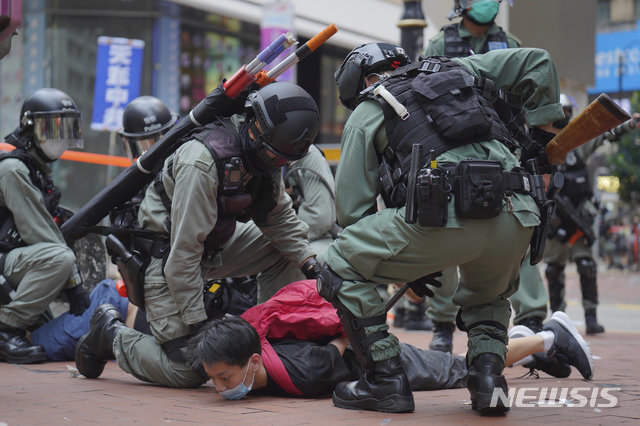 [코즈웨이베이=AP/뉴시스]2020년 5월 홍콩 코즈웨이베이에서 경찰이 중국의 홍콩 국가보안법 제정에 반대하는 시위자를 체포하고 있다. 2020.5.25.