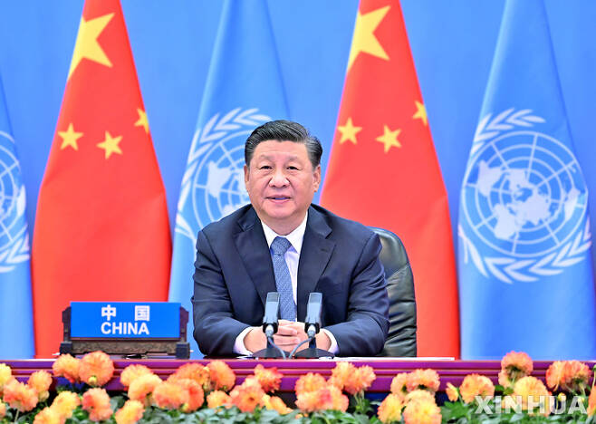 [베이징=신화/뉴시스] 시진핑 중국 국가주석이 지난 14일 베이징에서 열린 '제2차 유엔 글로벌 지속가능 교통회의'에서 화상을 통해 기조연설 하고 있다. 2021.10.16.