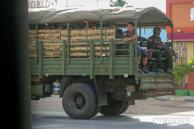 [카야(미얀마)=AP/뉴시스]지난 5월23일 미얀마 동부 카야 주에서 순찰 중인 군사정권 군대와 경찰. 2021.10.03. photo@newsis.com