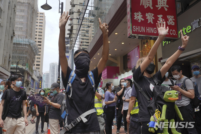 [홍콩=AP/뉴시스] 홍콩 시내 중심가에서 24일 시위 참가자들이 중국의 홍콩 국가보안법 제정에 반대하는 시위를 벌이고 있다. 2020.05.24