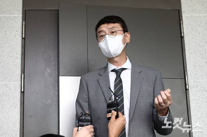 고위공직자범죄수사처가 10일 윤석열 전 검찰총장의 '고발 사주' 의혹과 관련 국민의힘 김웅 의원의 국회 의원회관 사무실 압수수색에 들어간 가운데 김웅 의원이 사무실 앞에 잠시 나와 입장을 밝히고 있다. 윤창원 기자