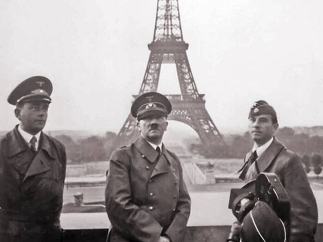 파리를 점령하고 에펠탑을 둘러보는 히틀러. 1940년 6월.