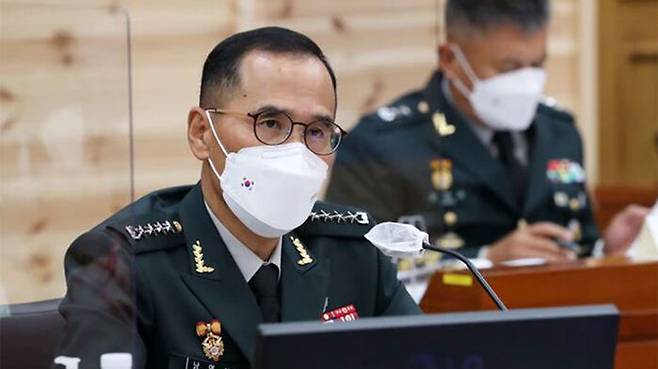 국회 국방위 국감에서 답변하고 있는 남영신 육군 참모총장