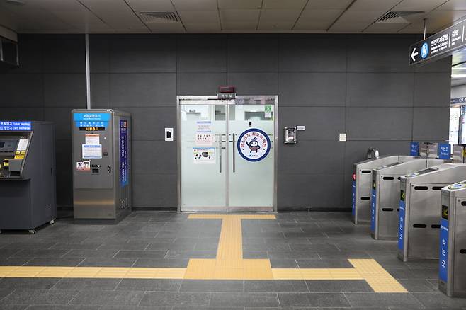 홍대입구역 지하2층 역무실 출입문 앞에 점자블록이 추가 설치됐다. 공항철도 제공