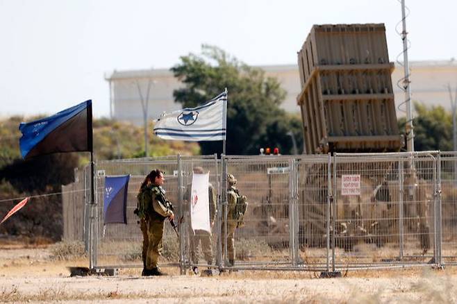 이스라엘 군인들이 아이언돔 발사대 근처에서 경비를 서고 있다. 세계일보 자료사진