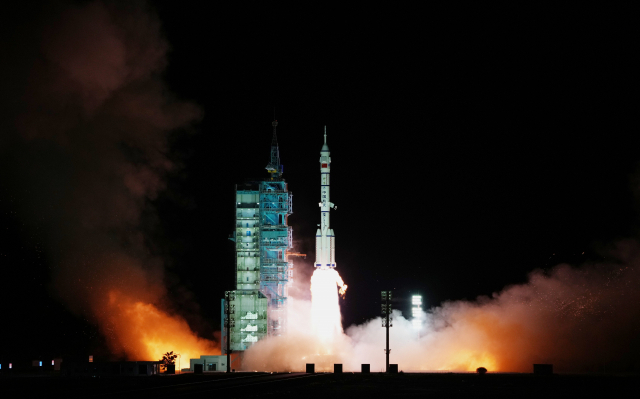 두번째 유인우주선인 선저우 13호를 실은 운반로켓 창정 2F호가 16일 새벽 발사되고 있다. /신화연합뉴스