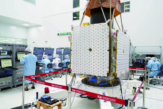 KAI 연구원들이 경남 사천 우주센터에서 차세대중형위성 2호의 기능 시험을 진행하고 있다./사진 제공=KAI