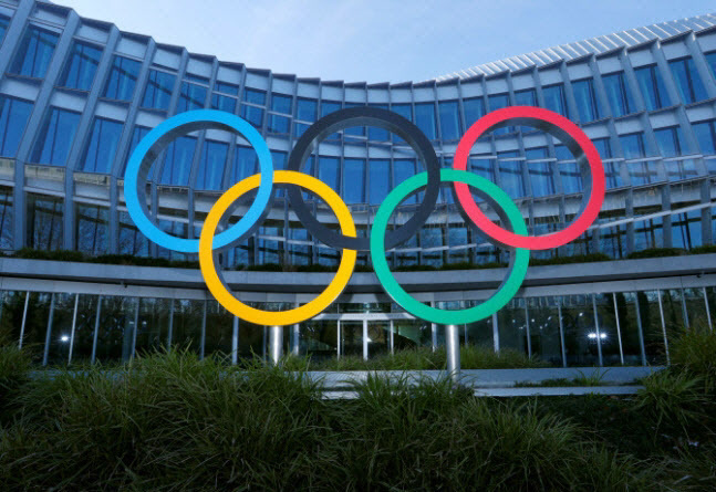 국제올림픽위원회(IOC) 본부에 세워진 오륜기 조형물. (사진=AFPBBNews)
