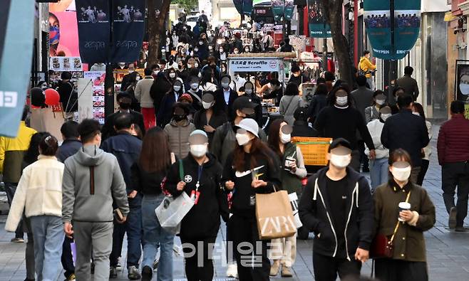 정부가 방역수칙을 완화하며 ‘위드 코로나’ 준비에 본격 시동을 건 가운데 17일 서울 명동거리가 많은 시민들로 붐비고 있다.(사진=방인권 기자)