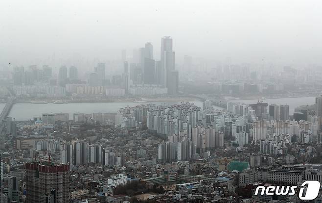 지난 3월 서울 용산구 N서울타워에서 바라본 도심 하늘이 뿌옇게 보이고 있다. 2021.3.29/뉴스1 © News1 이재명 기자