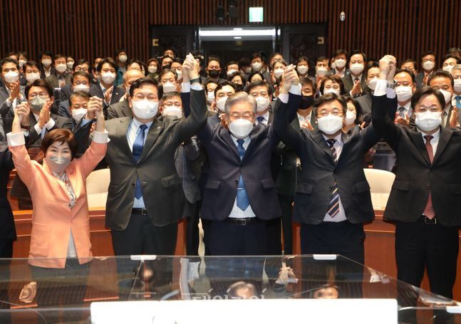 15일 오전 서울 국회에서 열린 더불어민주당 의원총회에 참석한 이재명 대선 후보가 송영길 당대표등 의원들과 손을 들어 대선승리를 다짐 하고 있다. ⓒ공동취재사진·데일리안 박항구 기자