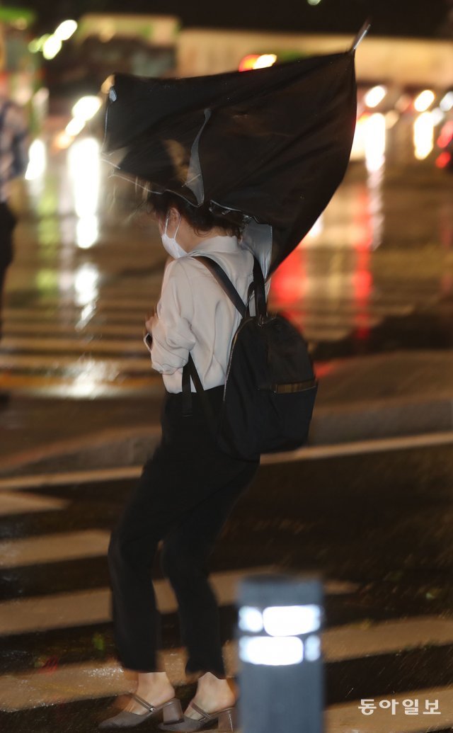 2021년 10월 1일 갑자기 몰아친 강풍과 비에 우산을 받쳐들기 힘들어하는 시민. 동아일보DB
