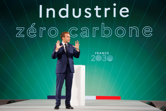 지난 12일(현지시간) 프랑스 파리 엘리제궁에서 에마뉘엘 마크롱 프랑스 대통령이 '프랑스 2030' 투자계획을 발표하고 있다. 연합뉴스