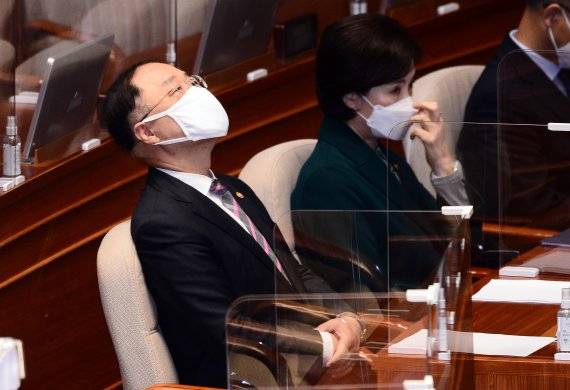 (서울=뉴스1) 성동훈 기자 = 홍남기 부총리 겸 기획재정부 장관이 지난 3월 25일 오전 서울 여의도 국회에서 열린 본회의에 자리하고 있다. 2021.3.25/뉴스1 /사진=뉴스1화상