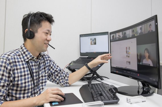 서울 강남구에 위치한 삼성청년소프트웨어(SW)아카데미 서울 캠퍼스에서 강사가 5기 교육생들을 대상으로 온라인 수업을 진행하고 있다. 삼성전자 제공