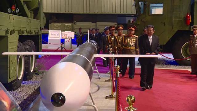 김정은 위원장이 11일 국방발전박람회 '자위-2021' 개막식에 참석해 지난달 시험발사한 장거리 순항미사일을 살펴보고 있다. 평양=조선중앙TV 연합뉴스