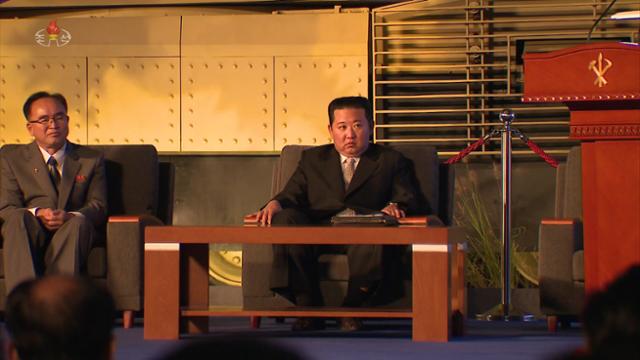 국방발전박람회 '자위-2021' 개막식에서 무대 위에 자리한 김정은 위원장 뒤로 북한의 차세대 주력 전차 'M-2020(가칭)' 몸체가 보인다. 평양=조선중앙TV 뉴시스