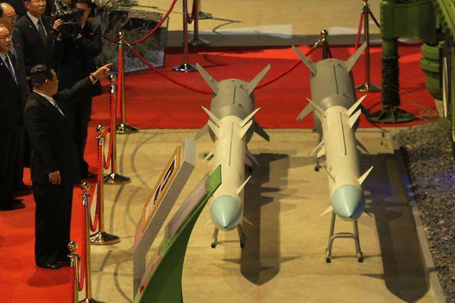 김정은 국무위원장이 신형 반항공미사일을 가리키며 당 간부들과 대화를 나누고 있다. 조선중앙통신 연합뉴스