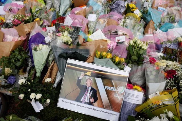 이슬람 극단주의 영향을 받은 20대 남성의 공격을 받아 숨진 데이비드 에이메스 영국 보수당 하원의원을 추모하는 꽃이 16일 런던 동부 에식스주 리온시 지역의 벨페어스 감리교회에 가득 쌓여 있다. 에식스=AFP 연합뉴스