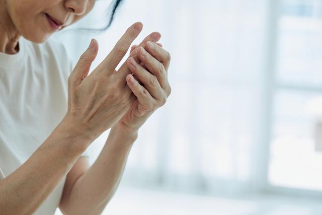아침에 손가락 관절이 1시간 이상 뻣뻣해지고 붓는다면 류마티스 관절염일 가능성이 높다. 게티이미지뱅크