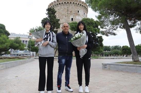 이재영-다영 쌍둥이 자매가 17일(한국시간) 그리스 테살로니키에 도착한 뒤 여자프로배구 PAOK 테살로니키 구단 관계자들의 환대 속에 기념사진을 찍고 있다. 연합뉴스