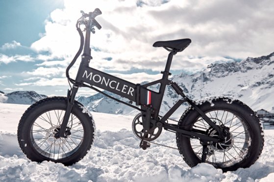 몽클레어는 덴마크 자전거 제조사와 협업해 전세계 1000대 한정 접이식 자전거를 선보였다. 사진 몽클레어코리아