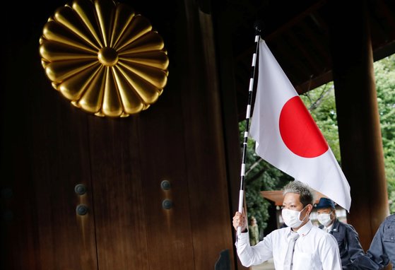 일본의 태평양전쟁 패전일인 지난 8월 15일 방문자들이 일본 국기를 들고 야스쿠니 신사에 들어서고 있다. [로이터=연합뉴스]