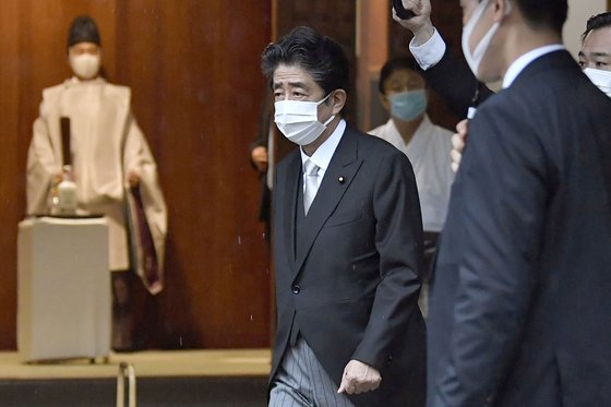 지난 8월 15일 야스쿠니 신사를 찾은 아베 신조 일본 전 총리. [AP=연합뉴스]