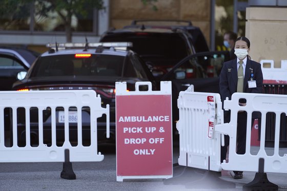 빌 클린턴 전 미국 대통령이 비뇨기 감염으로 인한 패혈증 증세로 입원한 UC어바인 대학 병원 앞에서 16일 한 경호원이 차량을 통제하고 있다. [연합뉴스]