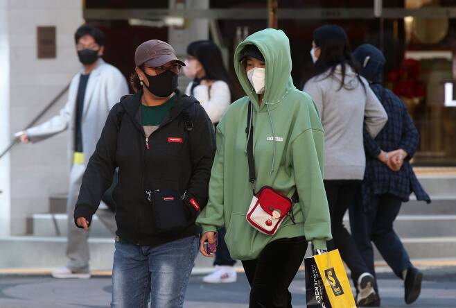 17년 만에 10월 한파경보와 주의보가 전국에 내려진 17일 한겨울 방한복을 입은 시민들이 서울 명동 거리를 걷고 있다. 김상선 기자