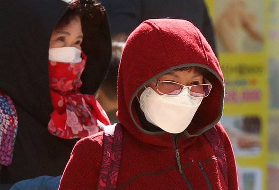 17년 만에 10월 한파경보와 주의보가 전국에 내려진 17일 오전 한겨울 방한복을 입은 시민들이 서울 광화문 횡단보도를 건너고 있다. 중앙포토