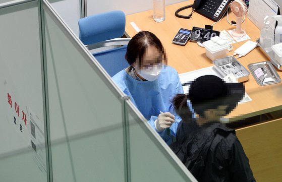 13일 대전 중구 예방접종센터에서 의료진이 방문한 시민에게 화이자 백신을 신중히 접종하고 있다. 프리랜서 김성태