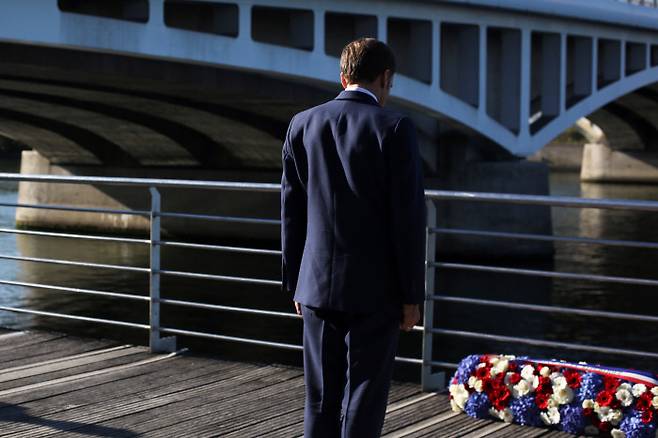 알제리 학살 사건 60주기를 하루 앞둔 16일(현지시간) 에마뉘엘 마크롱 프랑스 대통령이 파리 베종다리에 찾아 희생자들을 추모하고 있다. 파리|로이터연합뉴스