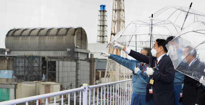 기시다 후미오(왼쪽 두 번째) 일본 총리가 17일 오전 일본 후쿠시마 제1 원전을 시찰하고 있다. 연합뉴스