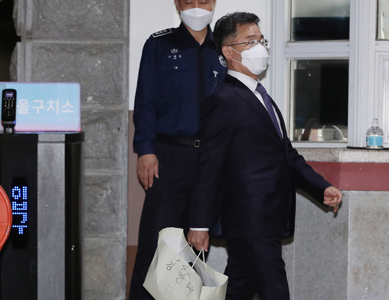 Kim Man-bae, the owner of Hwacheon Daeyu, leaves Seoul Detention Center in Uiwang, Gyeonggi on Friday morning after the Seoul Central District Court denied prosecutor's request for his arrest warrant. [NEWS1]