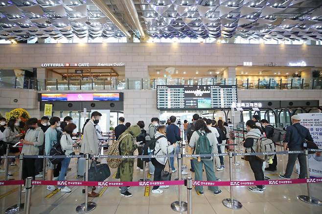 15일 오전 서울 김포공항 국내선 청사에서 승객들이 탑승수속을 밟고 있다. [사진 출처 = 연합뉴스]