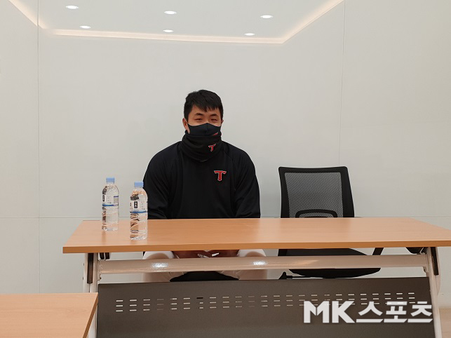 KIA 타이거즈 장현식이 16일 잠실 두산 베어스전에서 시즌 30홀드를 기록한 뒤 수훈선수 인터뷰를 하고 있다. 사진(서울 잠실)=MK스포츠