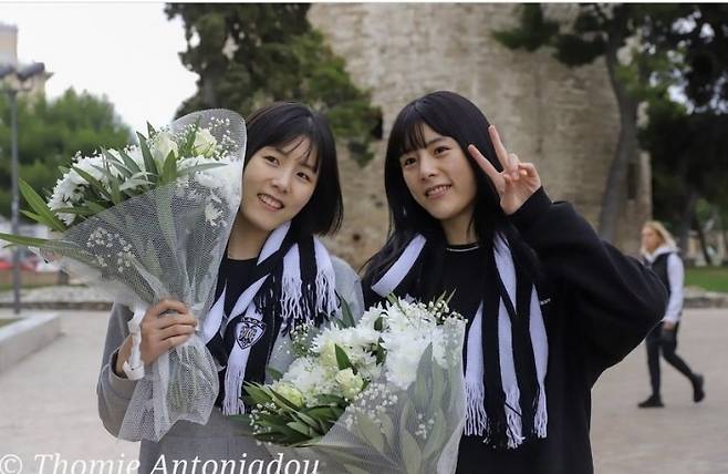 그리스에 도착한 이재영-이다영 쌍둥이 자매가 꽃다발을 들고 승리의 V를 그리며 기념촬영했다. 사진=PAOK SNS