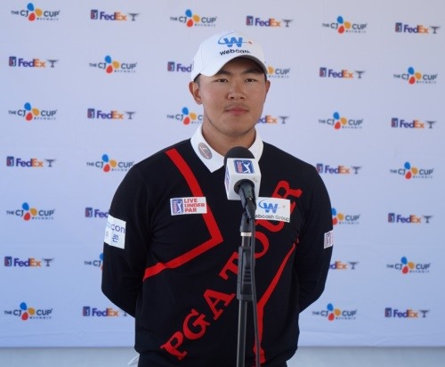[사진-제공 PGA 투어]  더 CJ컵 2라운드에서 9언더파를 치며 단독 2위로 경기를 마친 김성현이 PGA 투어와 인터뷰를 하고 있다.