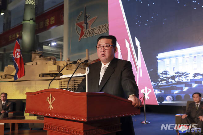 [평양=AP/뉴시스] 지난 11일 김정은(왼쪽 두 번째) 북한 조선노동당 총비서 겸 국무위원장이 평양 3대혁명전시관에서 열린 국방발전전람회 '자위 2021'에서 연설하고 있다. 2021.10.12.