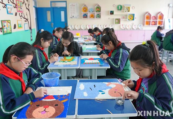 [첸안=신화/뉴시스] 중국 허베이성 첸안에 있는 초등학교에서 15일 학생들이 방과후 활동으로 그림 그리기를 하고 있다. 2021.10.17