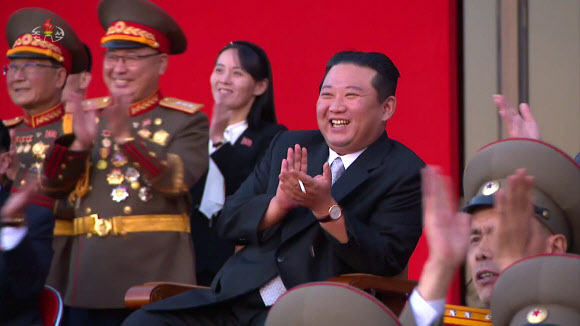 지난 11일 평양의 3대혁명전시관에서 김정은 국무위원장이 참석한 가운데 국방발전전람회 '자위-2021'이 열리고 있다. 조선중앙TV