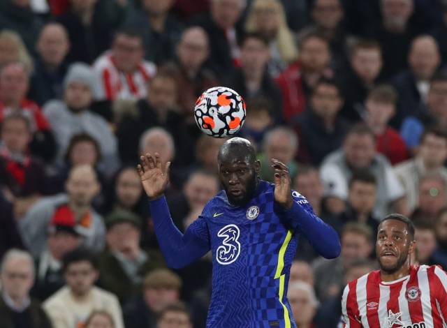 지난 16일 영국 런던의 브렌트퍼드 커뮤니티 스타디움에서 열린 첼시와 브렌트퍼드의 경기에서 노마스크 상태의 관중들이 경기를 관람하고 있다. /로이터연합뉴스