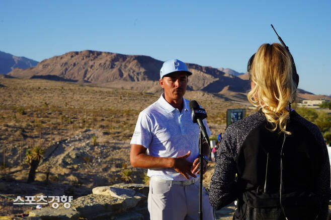 리키 파울러가 17일 미국 라스베이거스 더 서밋 클럽에서 열린 PGA 투어 더 CJ컵 3라운드에서 단독선두로 마친 뒤 방송과 인터뷰 하고 있다. ㅣ게티이미지