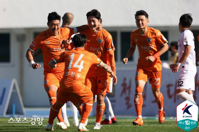 강원FC 김동현(가운데)이 17일 강릉종합운동장에서 열린 K리그1 광주FC와 홈경기에서 0-1로 뒤진 전반 45분 동점골을 넣은 뒤 동료들과 기뻐하고 있다. 프로축구연맹 제공