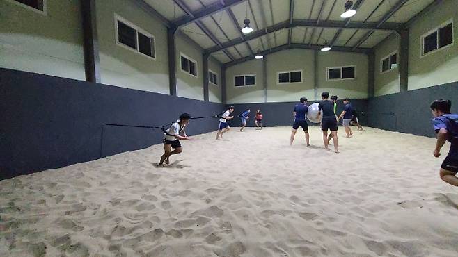 메딜런스 남양주 트레이닝센터 모래훈련장에서 훈련을 하고 있는 선수들.