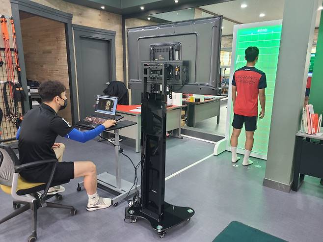 메딜런스 남양주 트레이닝센터에서는 훈련이나 재활치료 전에 체형과 몸의 비틀림 등부터 측정한다.