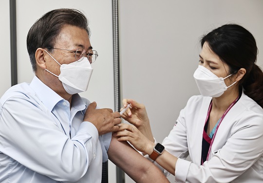 문재인 대통령이 지난 15일 서울 국립중앙의료원 코로나19 중앙예방접종센터에서 코로나19 백신 추가 접종을 받고 있다. 사진=뉴시스