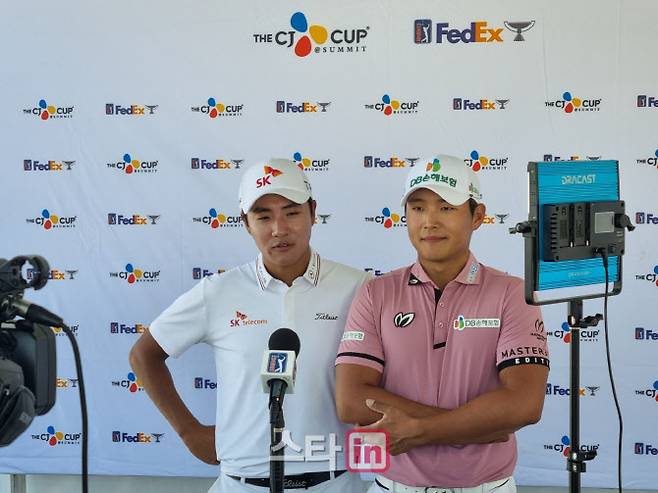 김한별(왼쪽)과 서요섭이 18일 미국 네바다주 라스베이거스의 더서밋 클럽에서 열린 PGA 투어 더CJ컵을 끝낸 뒤 공동취재구역에서 대회를 마친 소감에 대해 말하고 있다. (사진=주영로 기자)