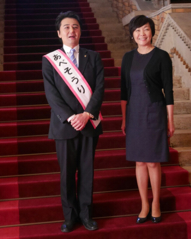 아베로 분장한 후쿠모토 히데(왼쪽)가 지난 2016년 아키에 여사의 초대로 총리관저를 방문한 모습(사진=후쿠모토 히데 블로그)